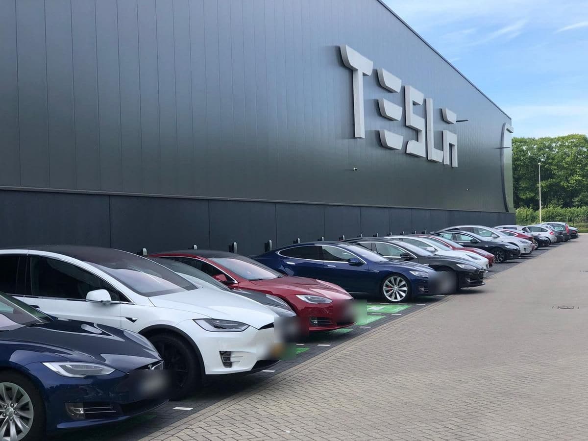 Reihe geparkter Teslas vor der Tesla-Halle in Tilburg beim Treffen der europäischen Owners Clubs