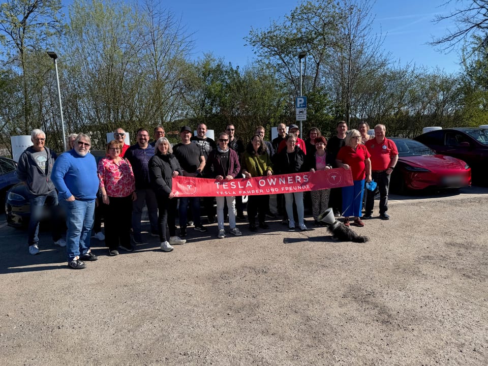 Die Gruppe hinter dem Vereinsbanner am Schnellladepark
