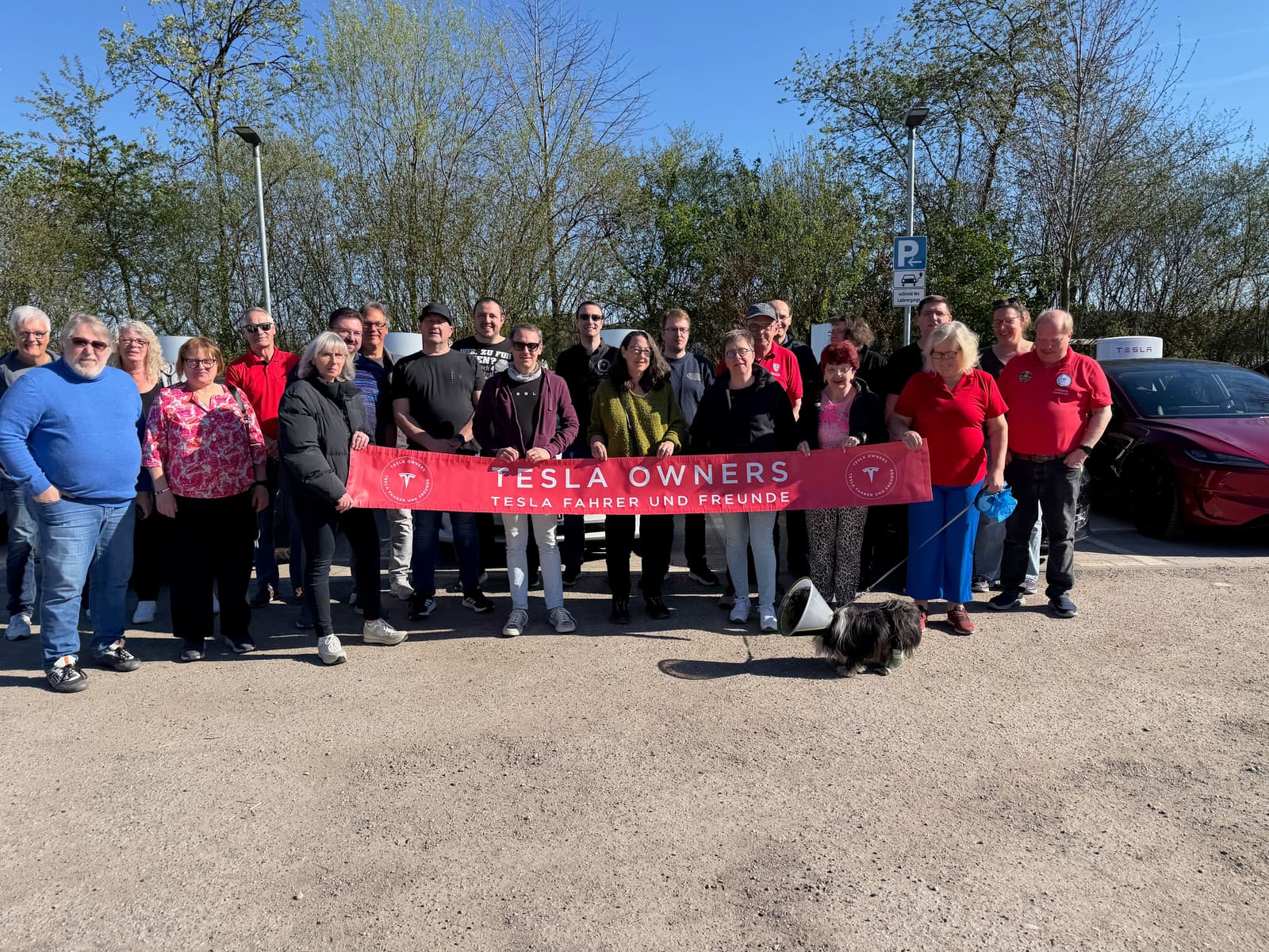 Die Gruppe hinter dem Vereinsbanner am Schnellladepark Sindelsdorf