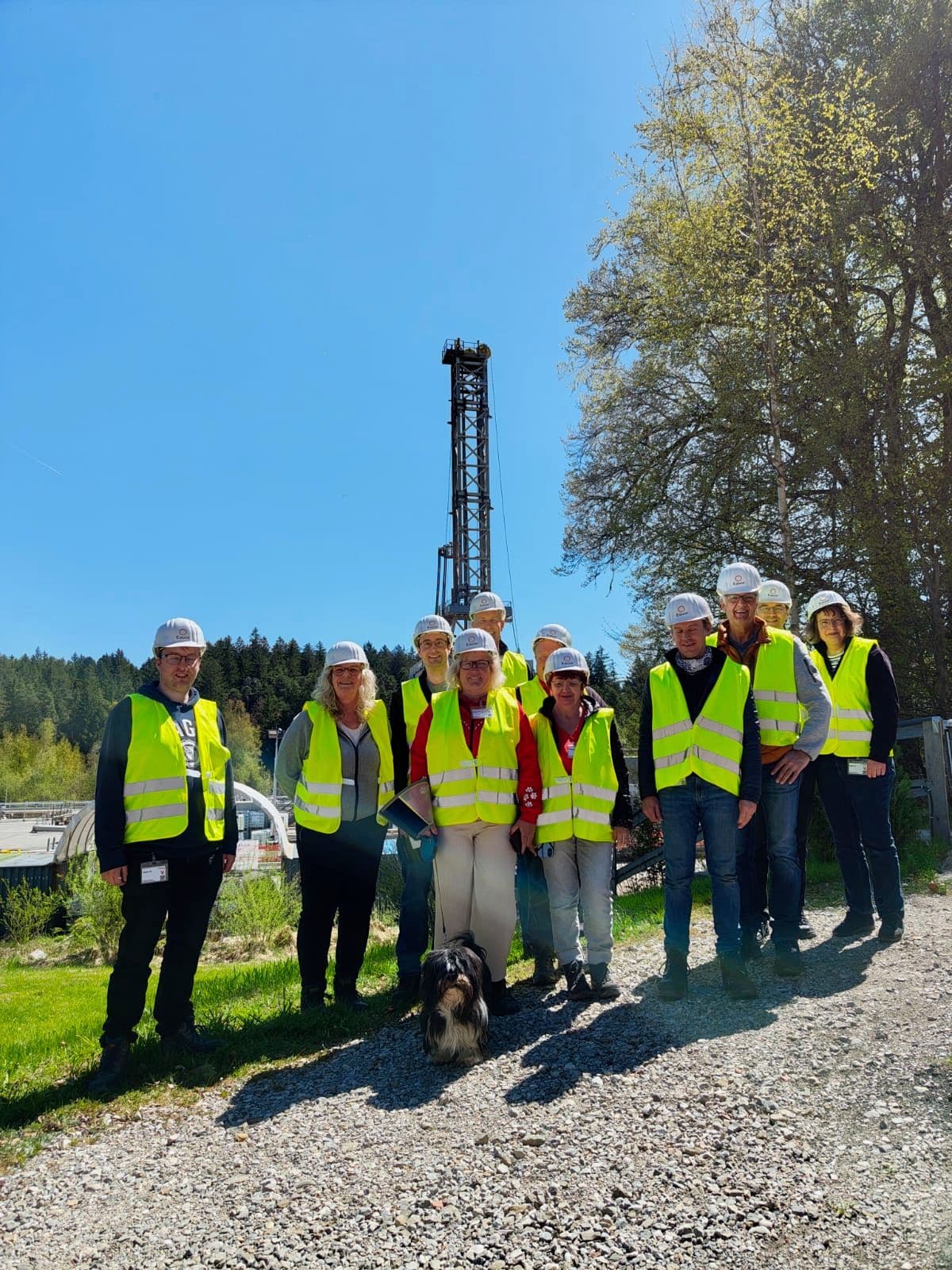 Gruppenbild der Teilnehmenden vor dem Bohrturm