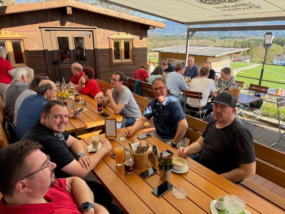 Biertische vor der Holzhütte des Märznhofs
