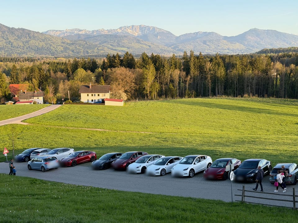 Die gesamte Fahrzeugreihe von oben im Abendlicht