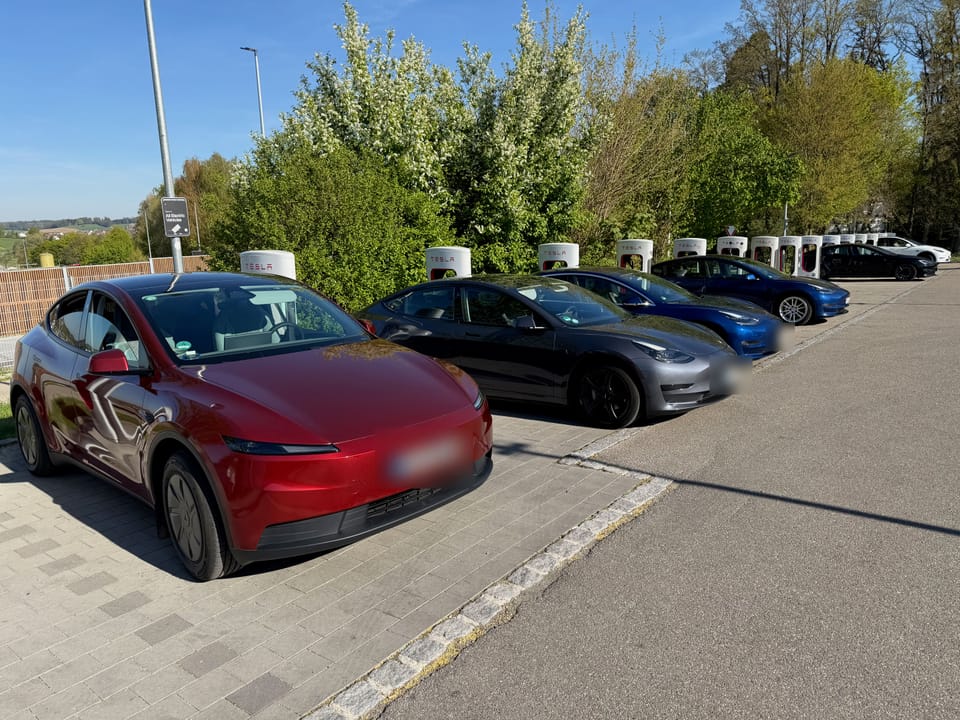 Mehrere Fahrzeuge am Schnellladepark vor der Anfahrt