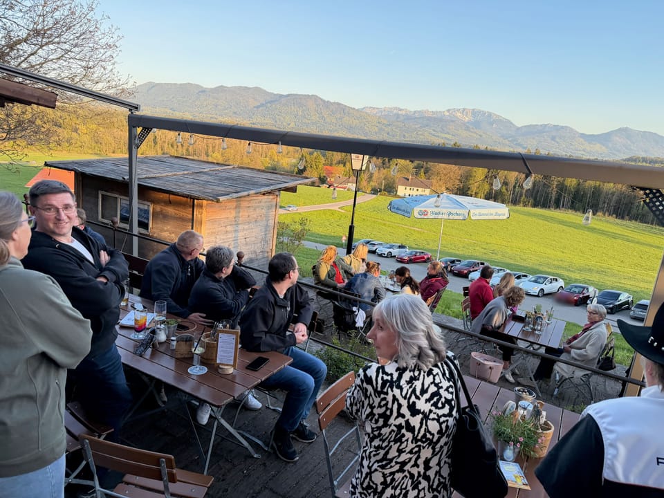Terrasse am Abend, unten die geparkten Fahrzeuge