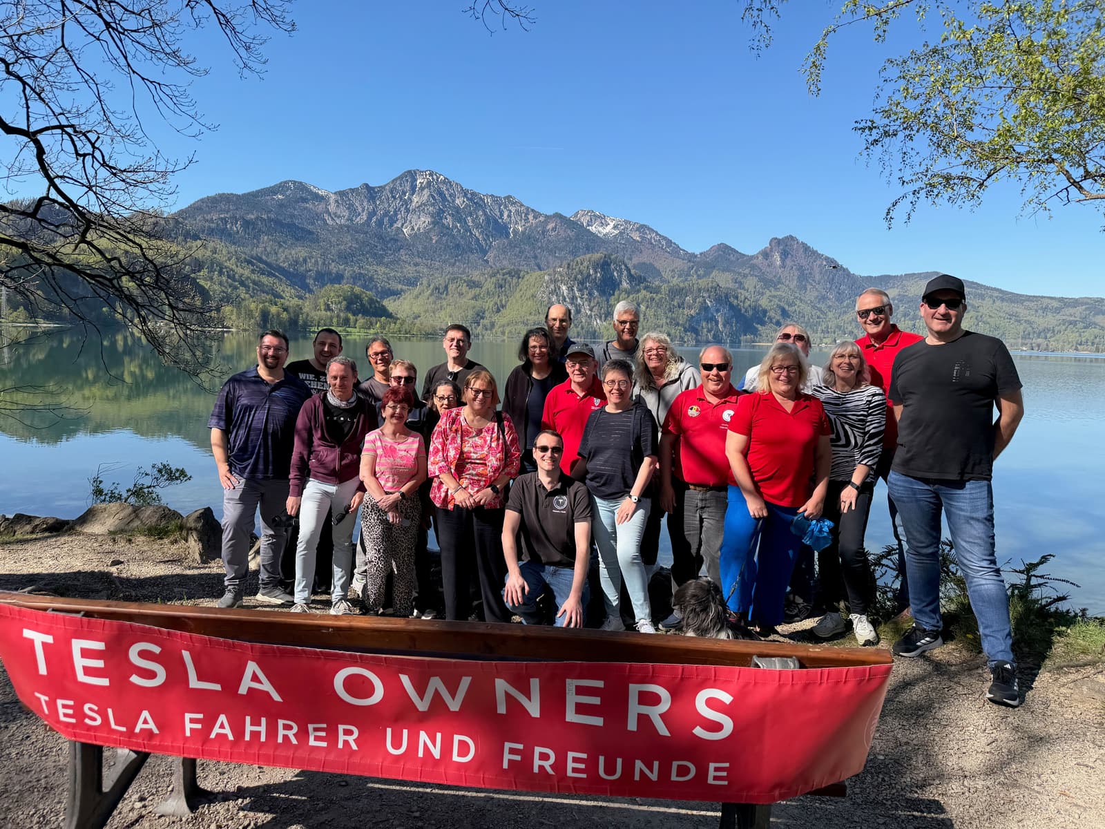 Die Gruppe hinter dem TFF-Banner am Ufer des Walchensees, dahinter das Wasser und die Berge