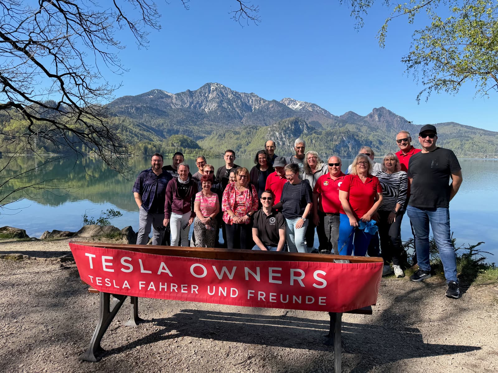 Die Gruppe am Ufer des Walchensees vor den Bergen