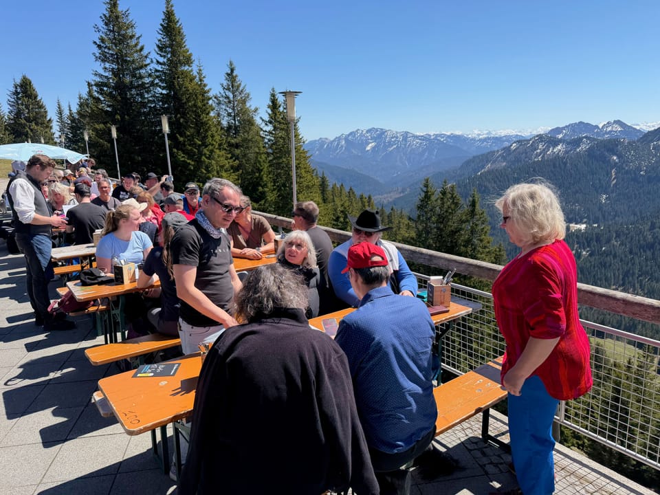 Bierbänke auf der Terrasse des Panoramarestaurants