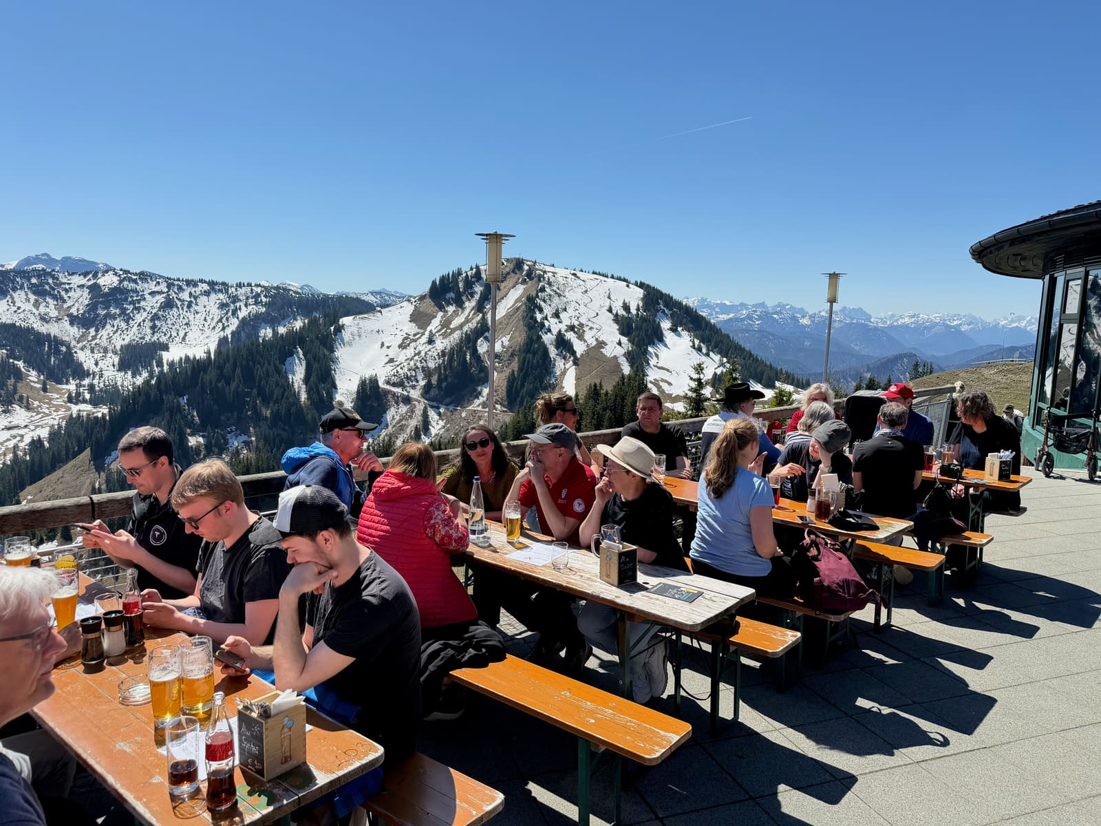 Blick von der Terrasse des Panoramarestaurants über die verschneiten Gipfel