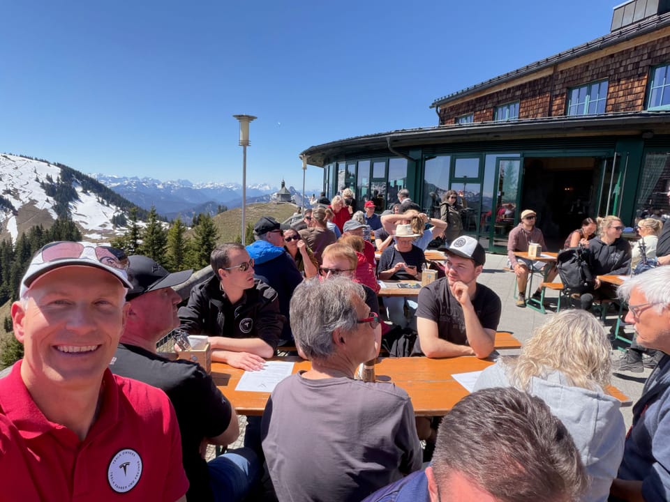 Das Panoramarestaurant am Wallberg mit Terrasse und Bergblick