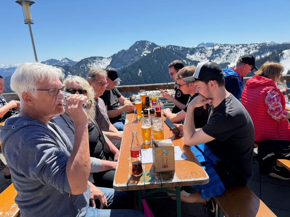 Die Gruppe an den Tischen der Aussichtsterrasse