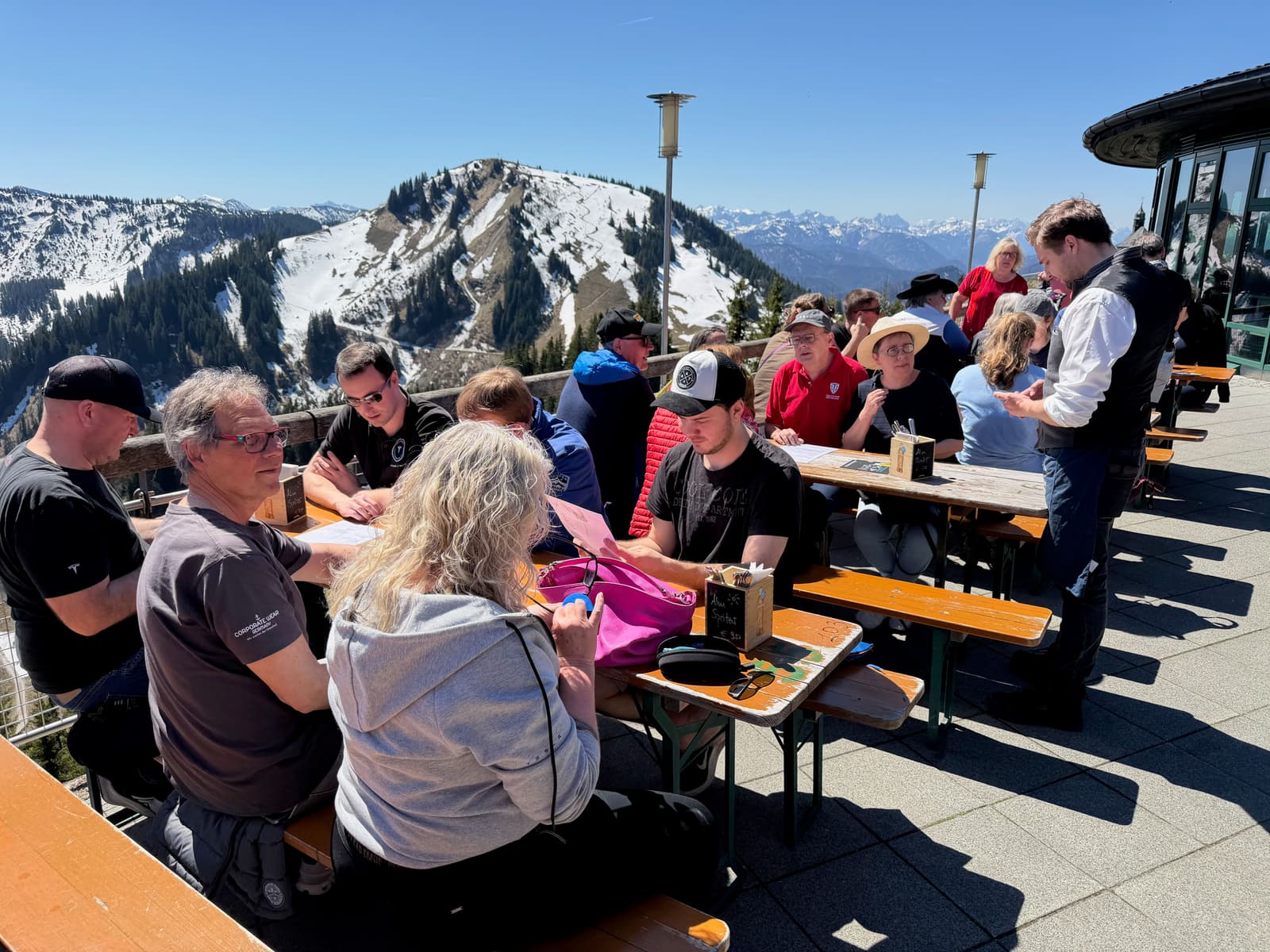 Die Gruppe an den Tischen der Aussichtsterrasse am Wallberg
