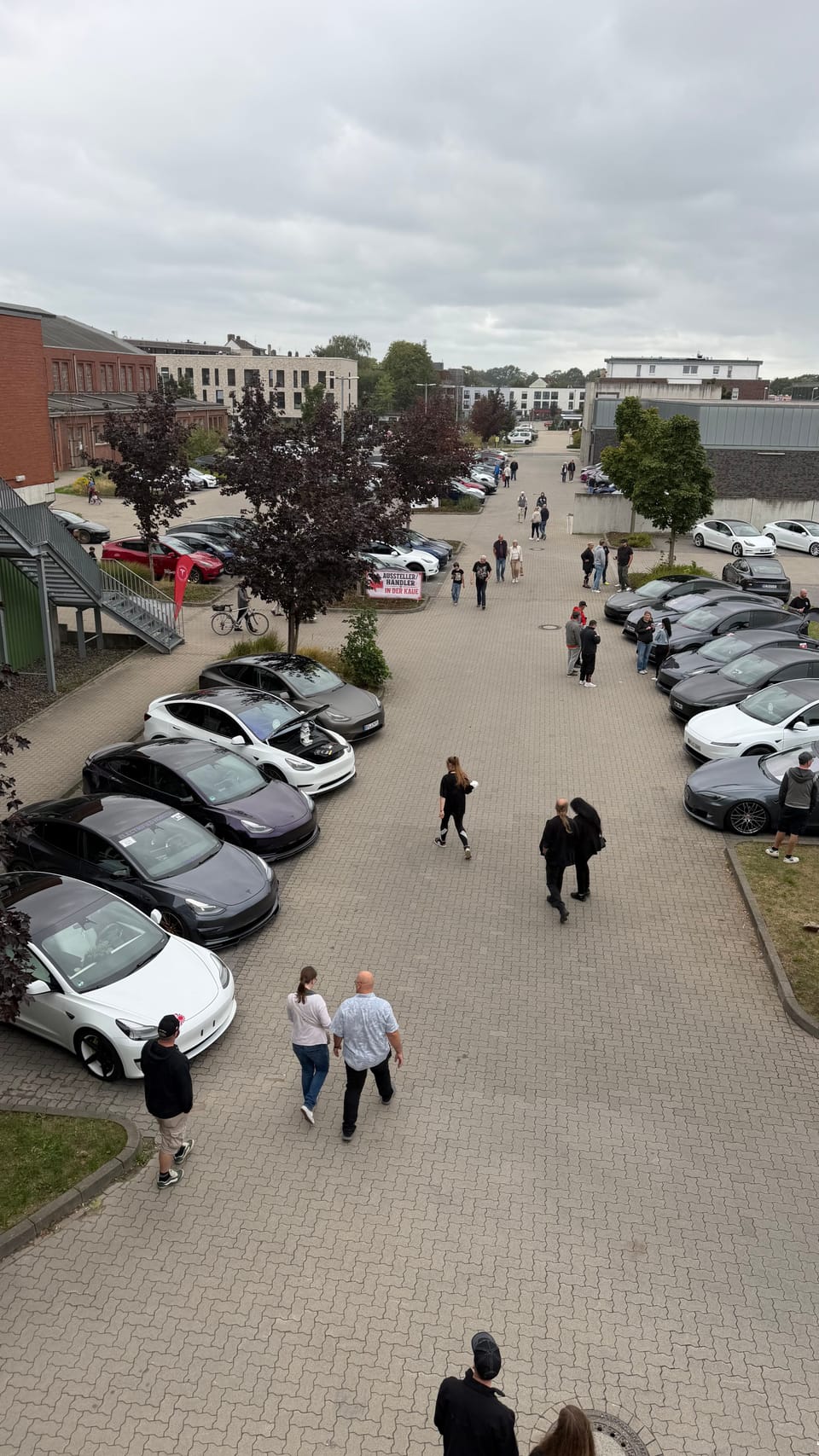 Die Zufahrt in ganzer Breite, links und rechts Fahrzeugreihen