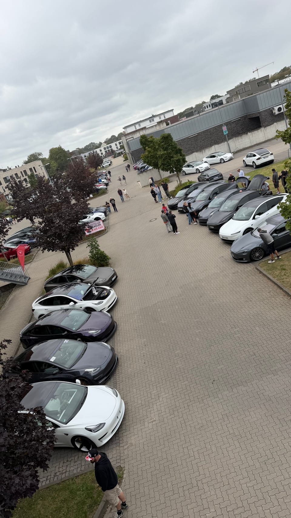 Gruppen von Besuchern auf dem Weg zwischen den Fahrzeugreihen