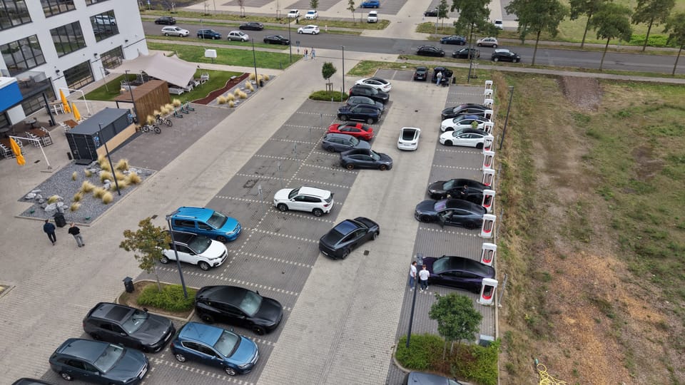 Luftaufnahme des Sammelpunkts vor der Anfahrt, Fahrzeuge in Reihen geparkt