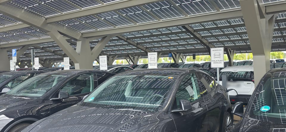 Fahrzeuge unter dem Solarcarport an den Ladepunkten