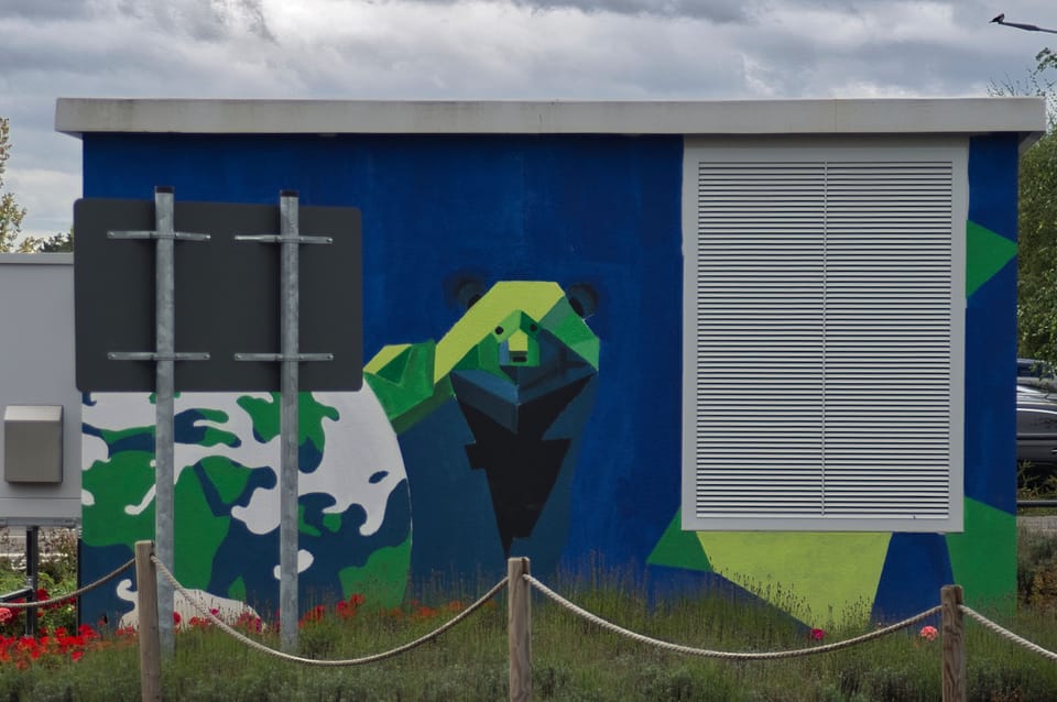 Wandbild in Blau und Grün an einem Nebengebäude