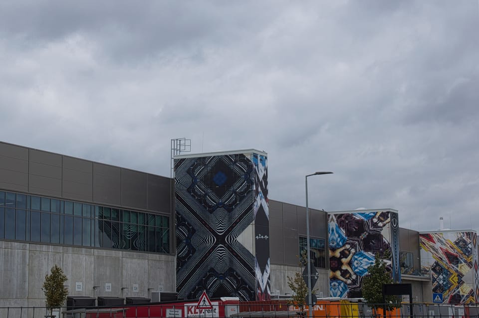 Großflächiges Muster an der Fassade der Fabrik