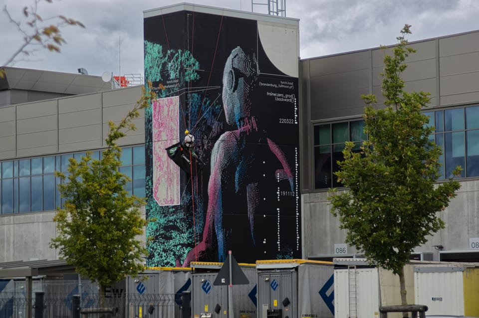Wandbild einer kletternden Figur, aus der Nähe