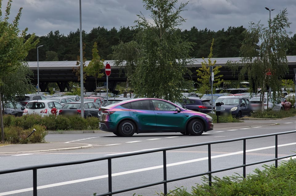 Bemalte Wand hinter dem Besucherparkplatz