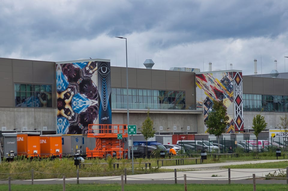 Bemalte Treppenhäuser an der Außenwand der Fabrik