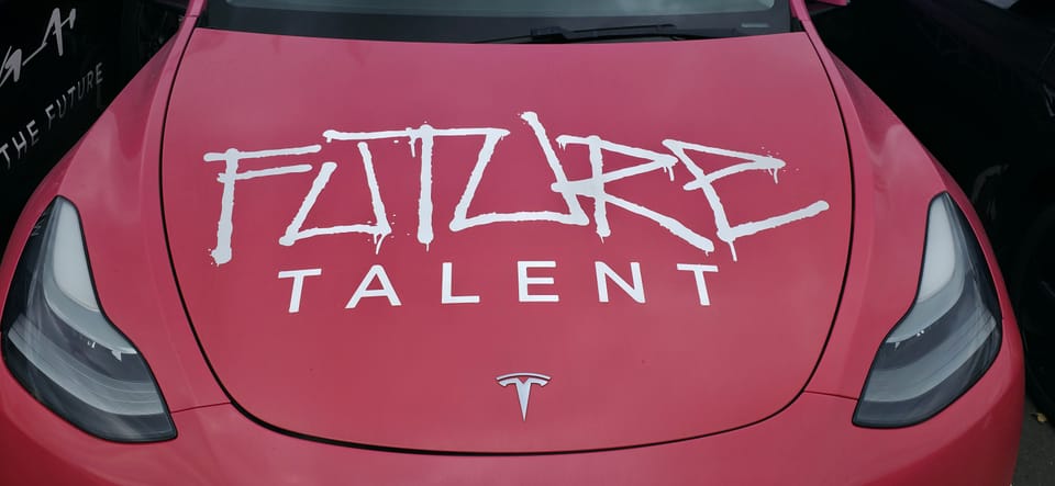 Rote Fahrzeugfront mit dem Schriftzug Future Talent