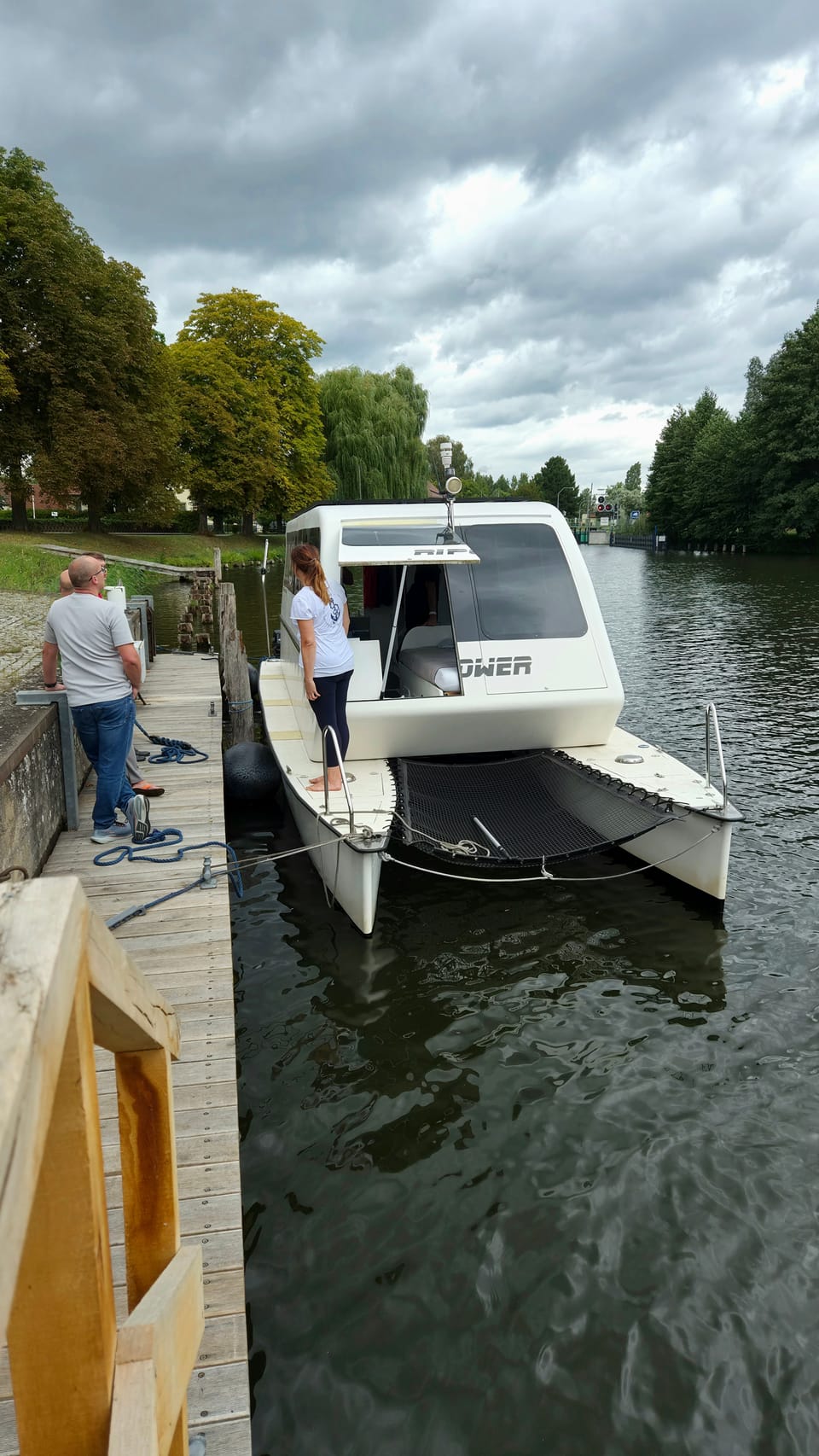 Der Katamaran am Anleger auf der Spree