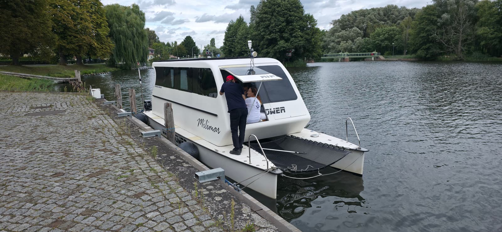 Der Solar-Katamaran auf der Spree