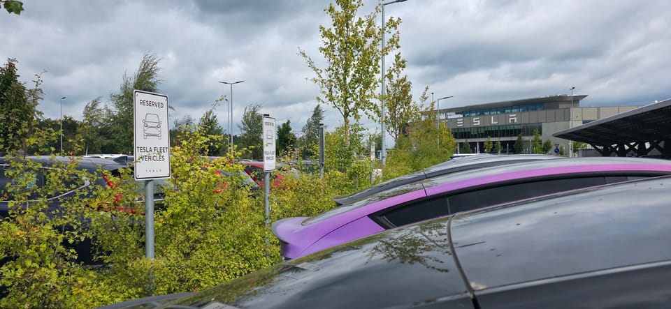 Ladeplätze im Freien vor dem Werksgelände