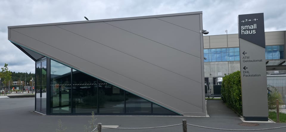 Das kantige Gebäude Small Haus auf dem Werksgelände