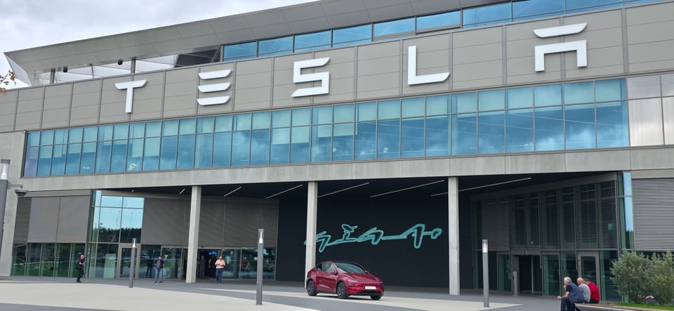 Die Fabrikfassade mit dem großen Tesla-Schriftzug