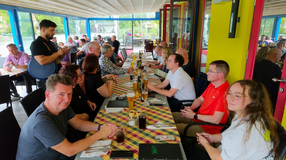 Die Gruppe an den Tischen des Restaurants