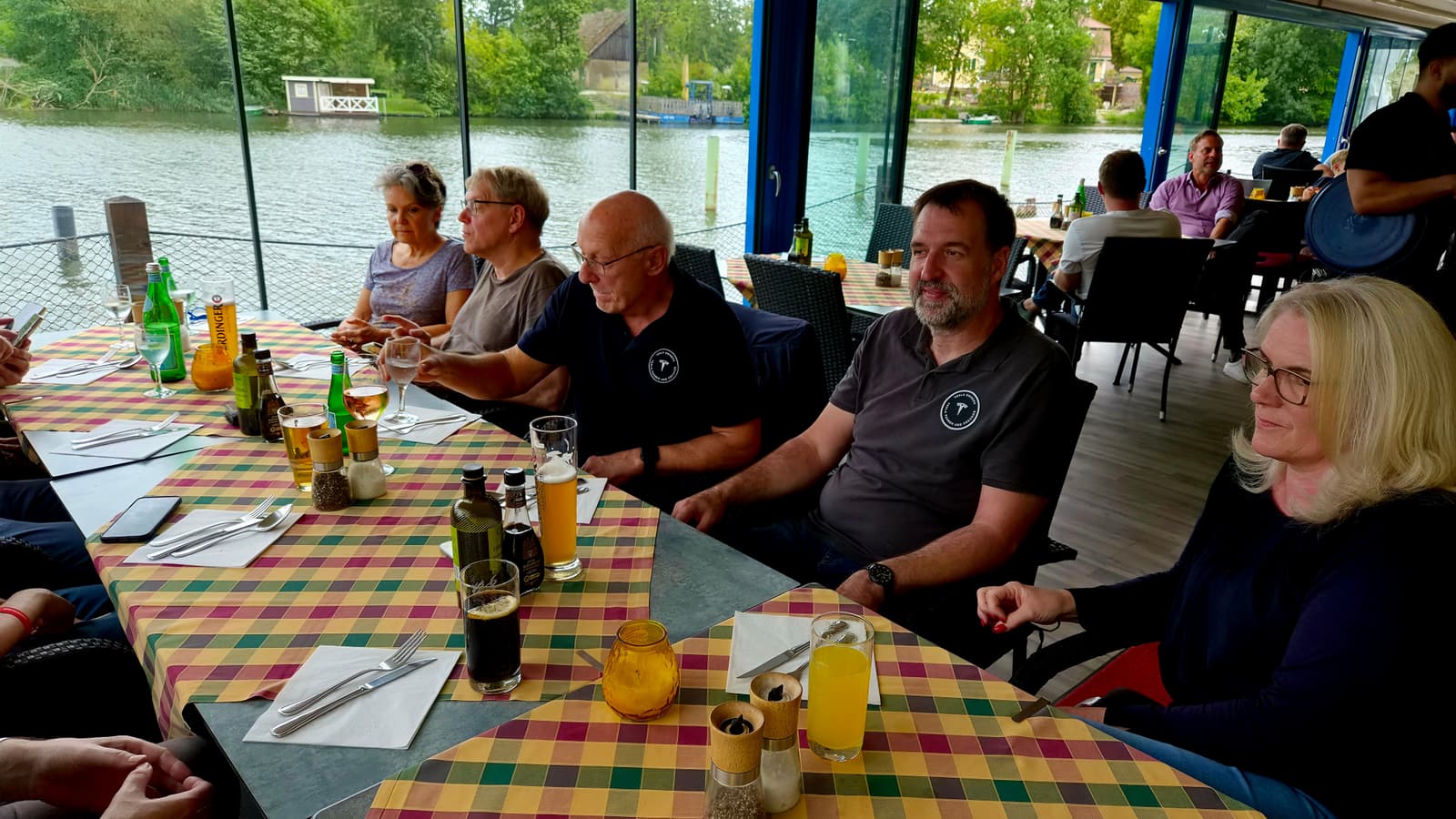 Die Gruppe an der langen Tafel in der Trattoria an der Spree