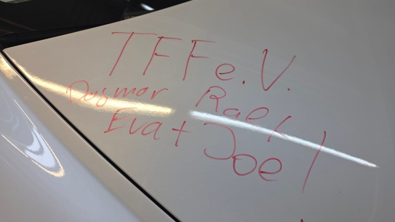 Mit rotem Stift auf die Karosserie des Cybertruck geschrieben: TFF e.V., Dagmar, Ralf, Eva und Joe