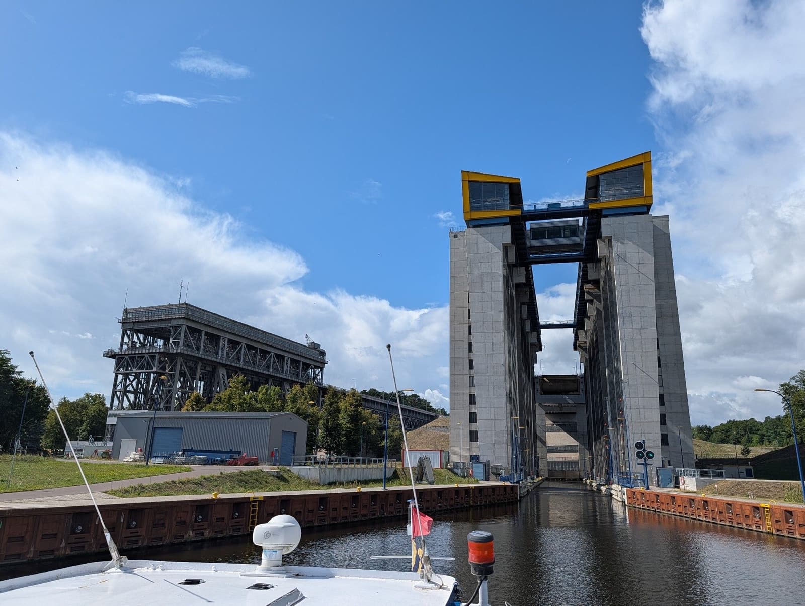 Blick vom Schiff auf beide Hebewerke: links das alte Stahlbauwerk von 1934, rechts das neue aus Stahlbeton