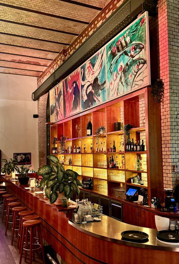 Beleuchtete Bar am Abend des Jubiläumswochenendes