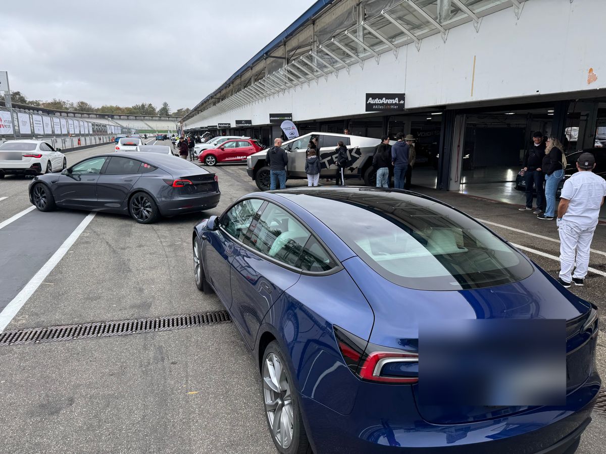 Blauer Tesla Model 3 vor der Box am Hockenheimring