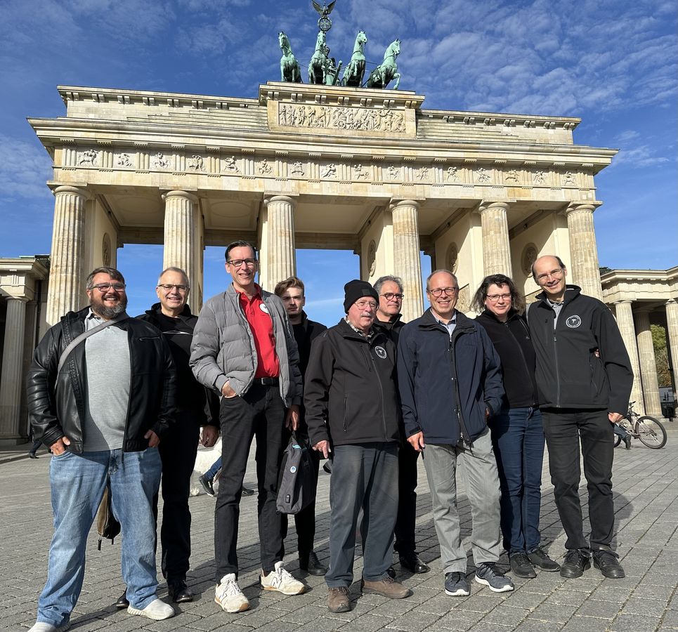 Vereinsmitglieder vor dem Brandenburger Tor