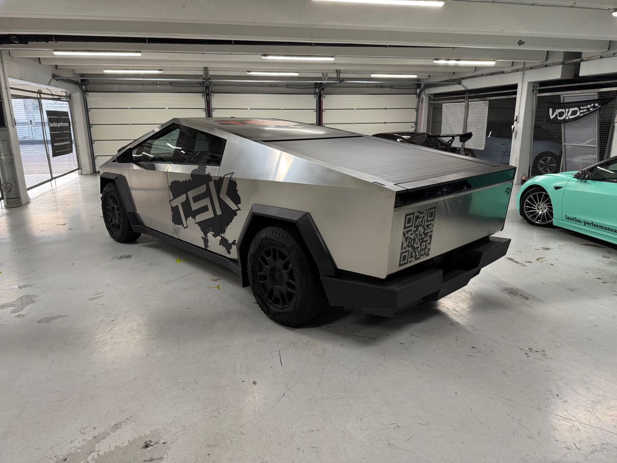 Cybertruck in einer Box des Hockenheimrings