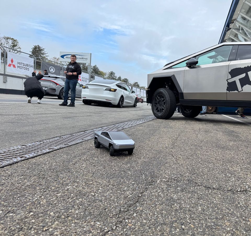 Cybertruck neben einem ferngesteuerten Modell desselben Fahrzeugs