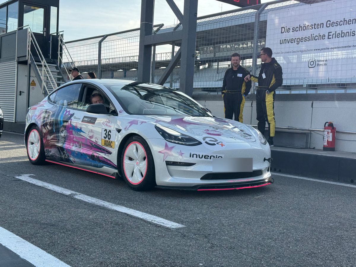 Aufwendig folierter Tesla Model 3 in der Boxengasse