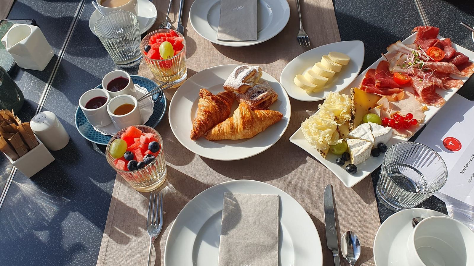 Gedeckter Frühstückstisch am Morgen des Jubiläumstages