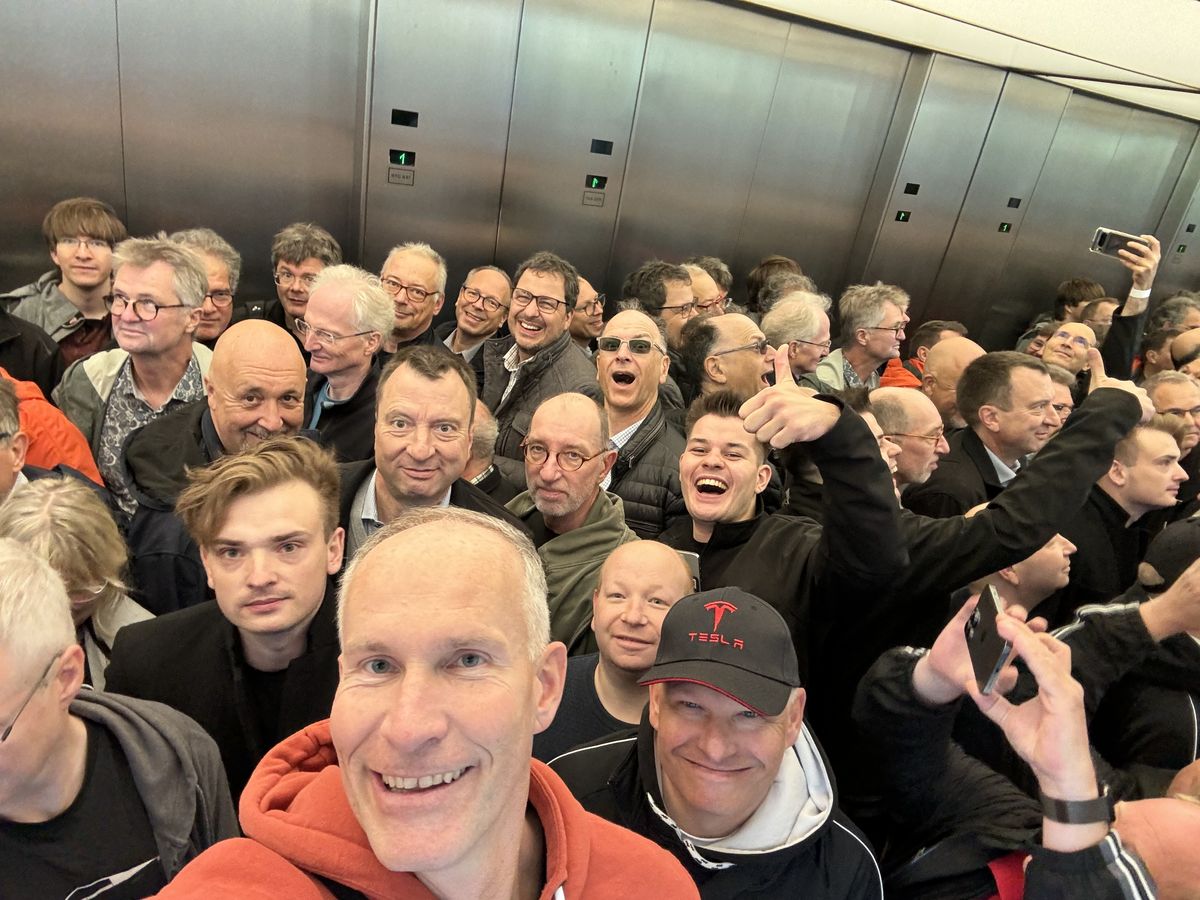 Selfie einer größeren Gruppe von Mitgliedern