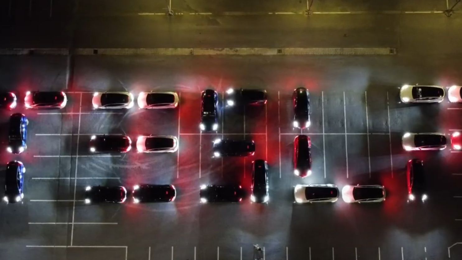 Lichtinstallation mit Fahrzeugen bei einer Abendveranstaltung