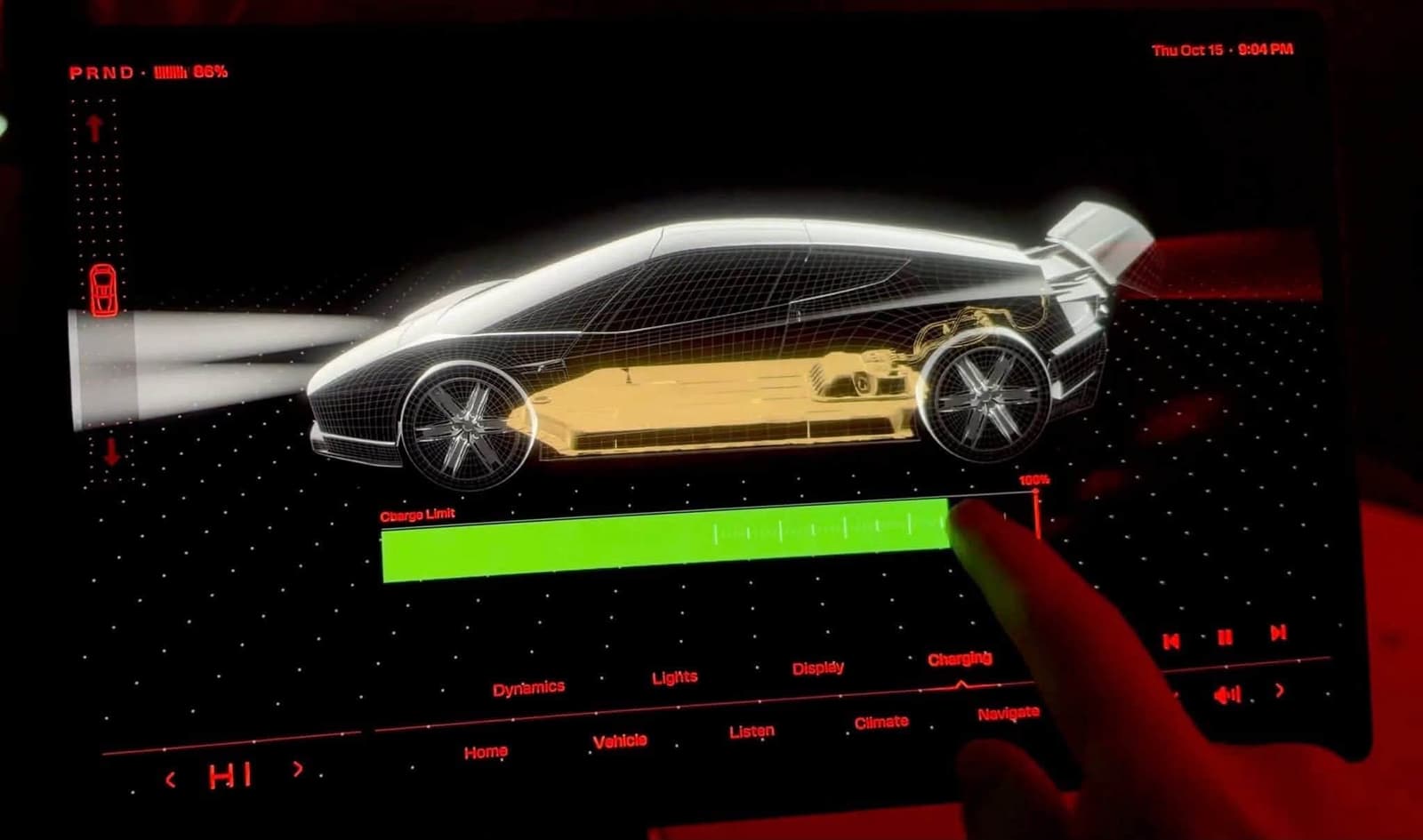 Ladebildschirm des Roadsters: Röntgenansicht von der Seite mit golden markierter Batterie im Fahrzeugboden, darunter der grüne Schieber für das Ladelimit, ein Finger am Bildschirm