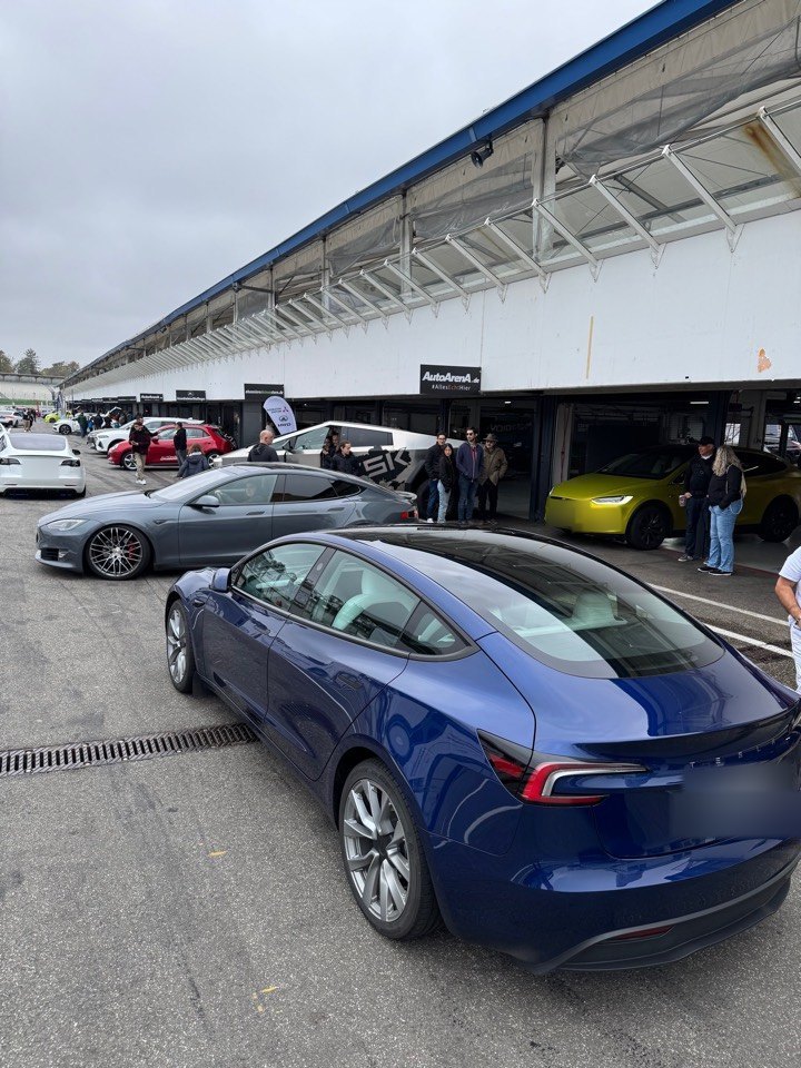 Blick in eine Box am Hockenheimring mit Fahrzeugen des Vereins
