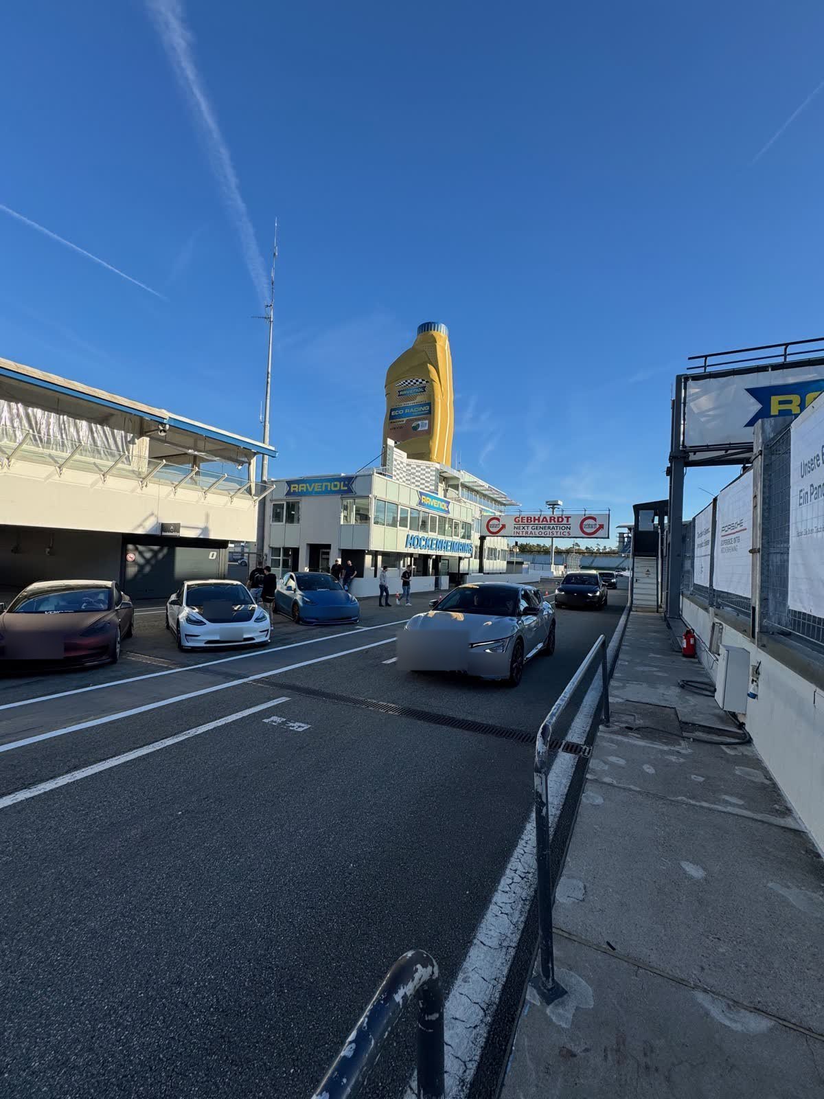 Fahrzeugkolonne in der Boxengasse des Hockenheimrings