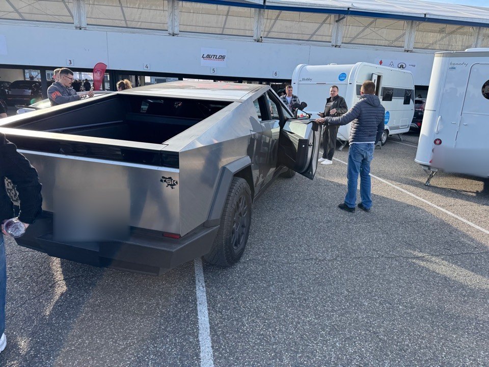 Tesla Cybertruck im Fahrerlager des Hockenheimrings