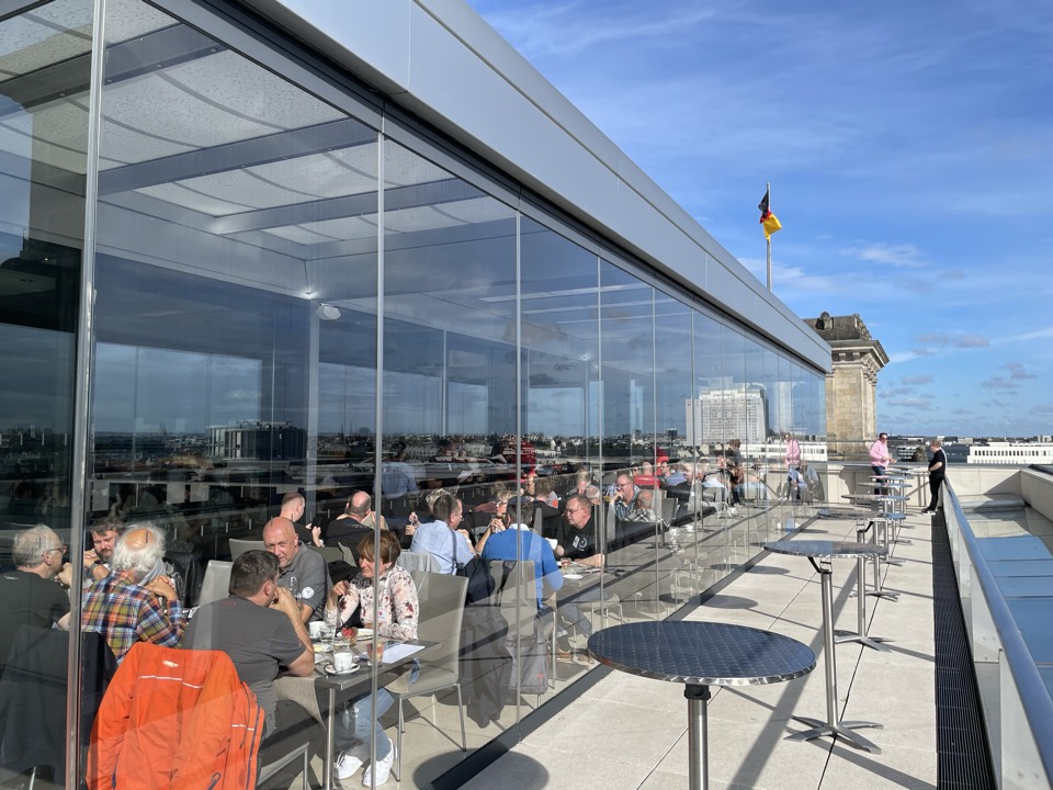 Mitglieder auf der Dachterrasse des Reichstagsgebäudes