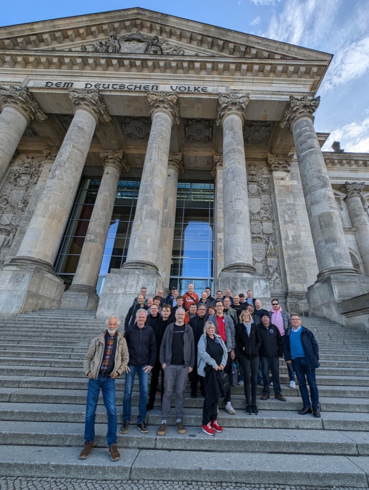 Gruppenbild der Vereinsmitglieder auf der Freitreppe des Reichstagsgebäudes