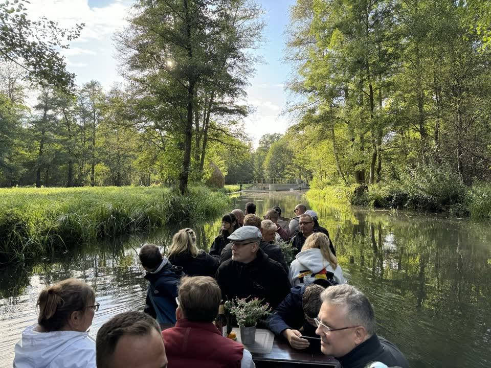 Vereinsmitglieder bei einer Kahnfahrt durch den Spreewald